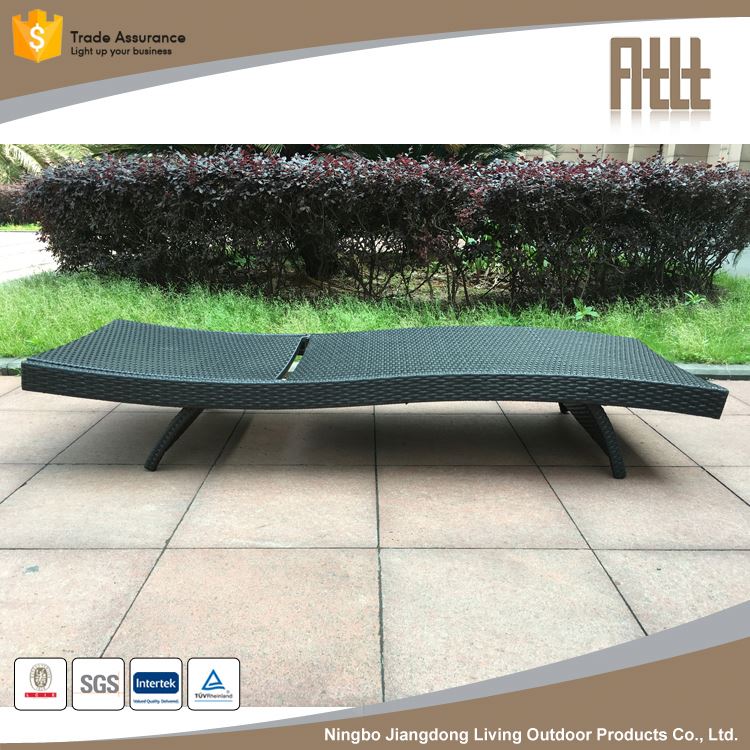 Simple pe lounge/recline chair garden outdoor chaise lounge patio furniture rattan sun lounger